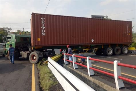 Rem Blong Truk Kontainer Tabrak Truk Pengangkut Semen Jalan Semarang