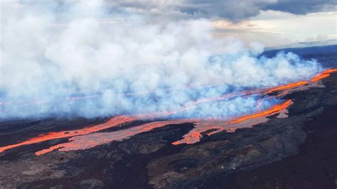 Hawaii Mauna Loa dopo 38 anni si risveglia il vulcano attivo più