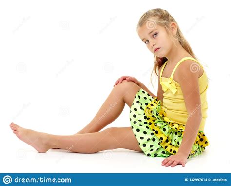 La Petite Fille S Assied Sur Le Plancher Photo Stock Image Du Regard