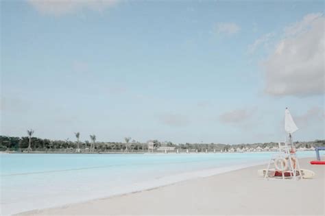 Plage De Sable Blanc Avec Parasols Et Transats Dans Un Complexe