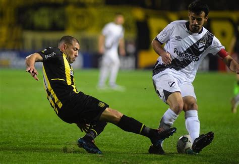 Clausura Peñarol empató 1 1 con Danubio en el Campeón del Siglo y