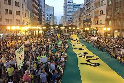 O cão que fuma População volta às ruas contra o STF e em apoio à