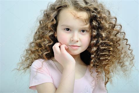 Retrato de una hermosa niña con rizos Foto de stock zagorodnaya