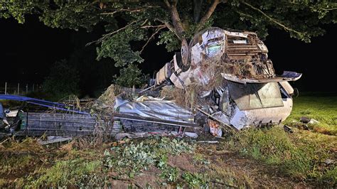 Bei Starkregen Sattelschlepper Fliegt Von A Antenne Sachsen