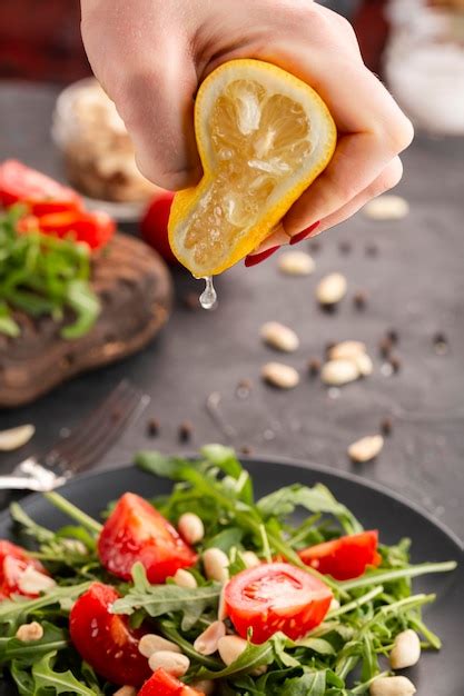 Persona Dell Angolo Alto Che Schiaccia Un Limone Su Un Insalata Fresca