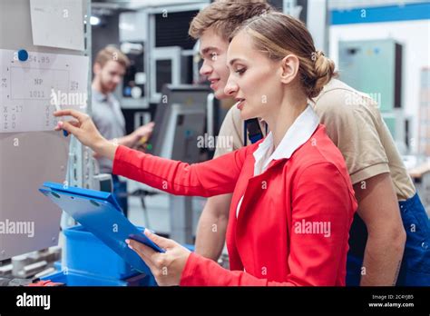 Worker Paper Factory Hi Res Stock Photography And Images Alamy
