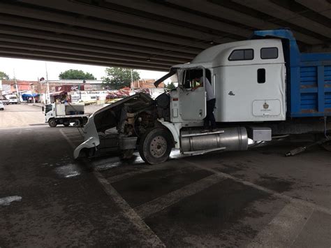 Choque entre trailers en Paseo de la República Reqronexion