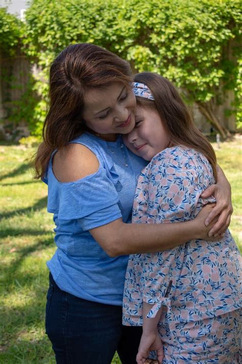 Exterior Sonriente Y De Risa De La Madre Y De La Hija De Latina En