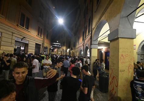 Lo scontro su degrado e movida Schiamazzi, graffiti e diffide "Nei