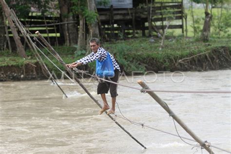 JEMBATAN TALI DI PEDALAMAN ACEH ANTARA Foto