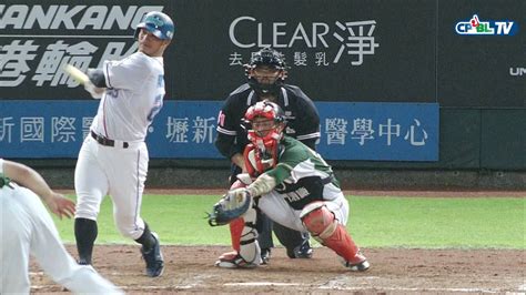 0826 統一 Vs Lamigo 三局下，陽耀勳自打球打中腳部，繼續打擊，半局結束後換上余德龍守備 Youtube