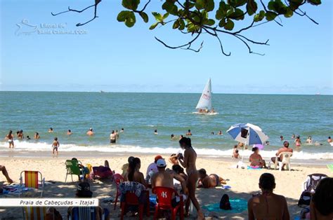 Foto praia de cabeçudas lotada de turístas Itajaí SC