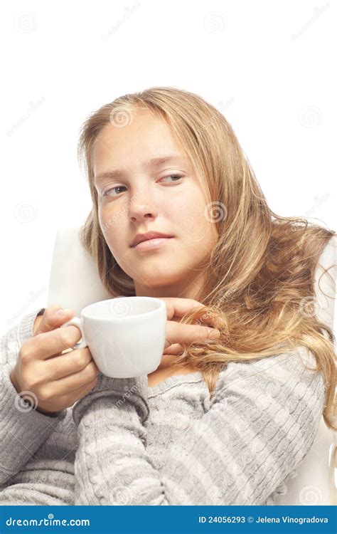 Jeune Fille Blonde Avec La Cuvette Blanche Image Stock Image Du Positif Occasionnel 24056293