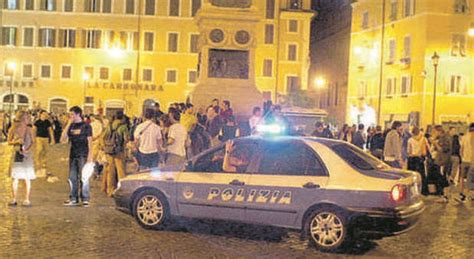 Movida violenta a Roma giovane accoltellato a Camp dè Fiori altri tre