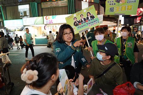 民進黨國務青熱情相挺 陪同王美惠文化路掃街拜票