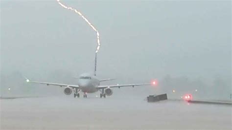 Flieger Wird Nach Landung Von Blitz Getroffen Videos From The Weather