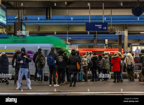 Regional Zug, Bahnsteig, Zugverkehr, Hauptbahnhof von Essen, NRW ...