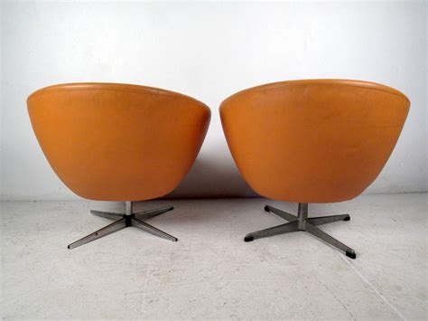 Pair Of Mid Century Modern Overman Orange Lounge Chairs For Sale At