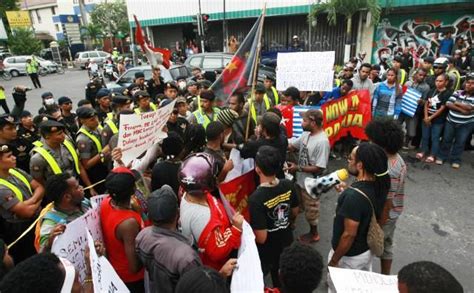 FOTO MAHASISWA PAPUA DEMO Demo Papua Merdeka Diadang Polisi Solopos