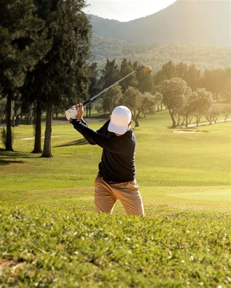 Vista frontal de homem jogando golfe Foto Grátis