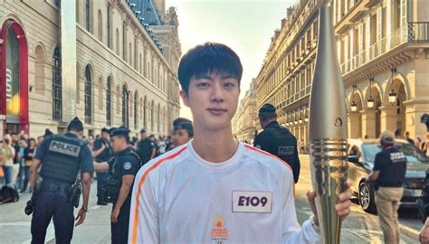 Jin do BTS participa do revezamento da tocha olímpica de Paris 2024