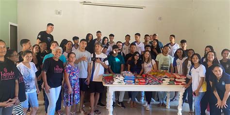 Estudantes visitam Fazenda feminina de Palmas TO e levam doações