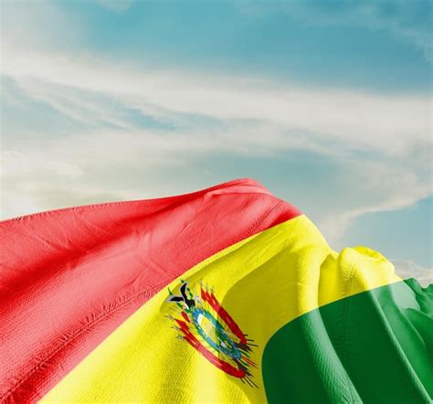 Bandera Nacional De Bolivia Ondeando En Un Hermoso Cielo Foto Premium