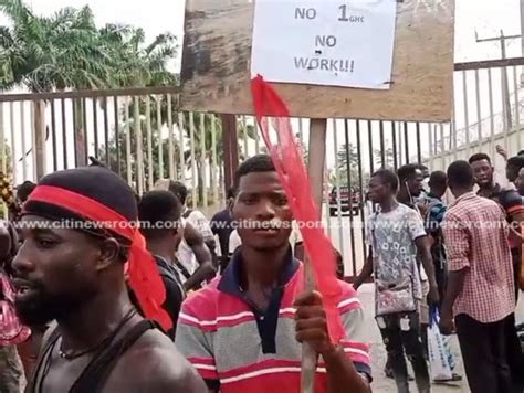 Cocoa Carriers At COCOBODs Kejebil Warehouse Embark On Sit Down Strike