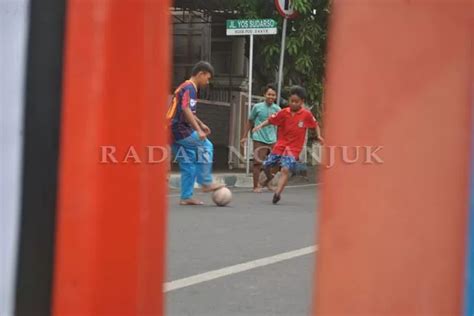 Jalan Yos Sudarso Nganjuk Jadi Lapangan Bola Radar Kediri