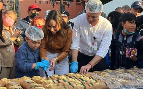 Familias Regiomontanas Disfrutan De La Tradicional Rosca De Reyes