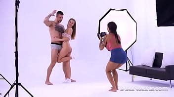 Chloé Lamour et Eveline Dellai photographe et mannequin partagent un étalon XVIDEOS