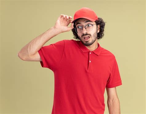 Impresionado Joven Repartidor Cauc Sico En Uniforme Rojo Y Gorra Con