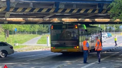 Kierowca Pomyli Tras Autobus Mpk Utkn Pod Wiaduktem W Poznaniu