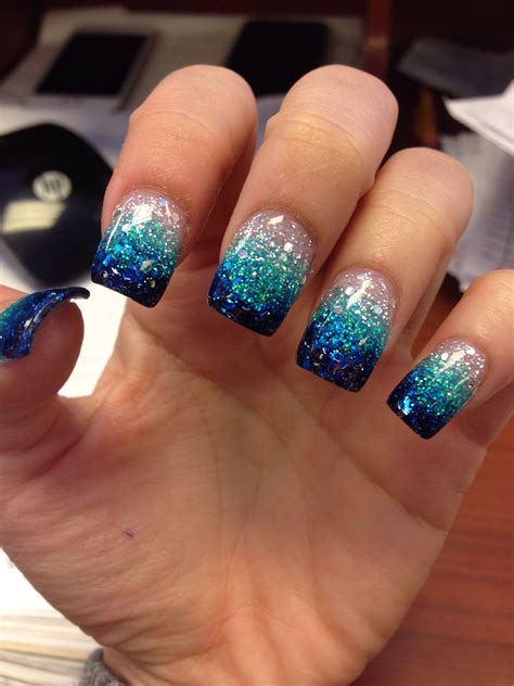 Ongles décorés avec des paillettes bleues Glitter Fade Nails, Faded ...