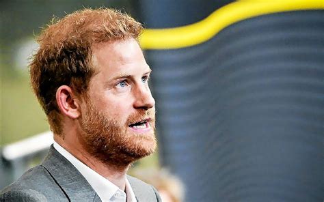 Le prince Harry fait une apparition surprise à une audience contre un