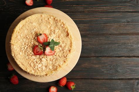 Tablero con tarta de napoleón con fresa Foto Premium