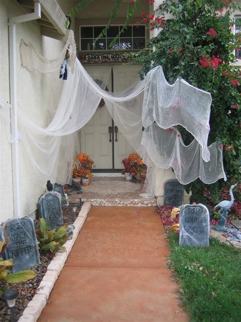 70 Cute And Cozy Fall And Halloween Porch Décor Ideas Shelterness