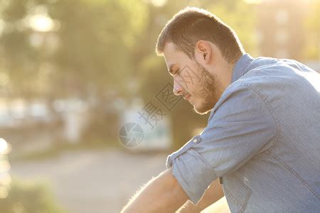 一名在街上行走的悲伤男孩被人群忽视的正面照片高清图片下载 正版图片304506949 摄图网