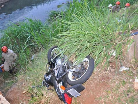 G1 Motociclista cai em córrego após ser atingido por carro em Campo