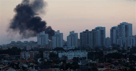 Decenas De Cohetes Han Sido Lanzados Desde La Franja De Gaza Hacia Israel