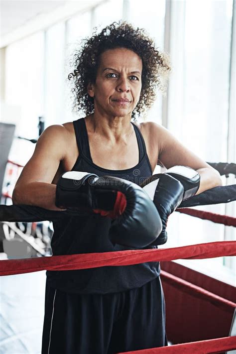 Mujer Madura Boxeador Y Retrato Para Entrenamiento O Ejercicio De