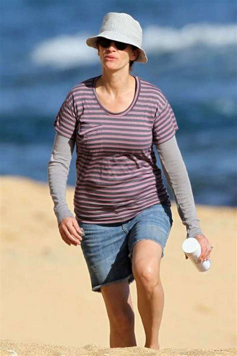 Julia Roberts Exposing Her Sexy Body And Hot Ass In Bikini On Beach