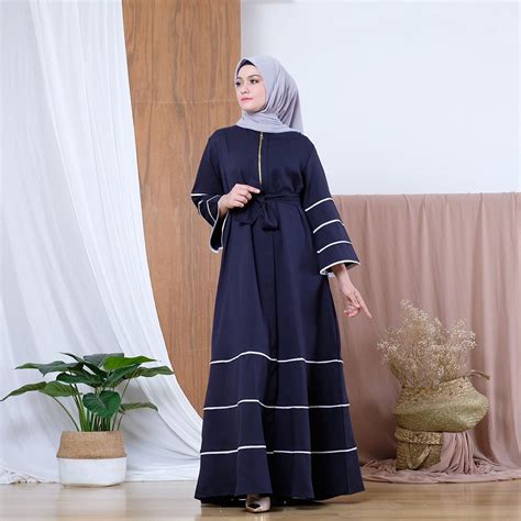 Tampil Cantik Dengan Paduan Warna Baju Navy Dan Jilbab Gamis