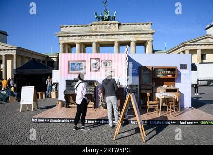 15 de septiembre de 2023 Berlín Los transeúntes miran una réplica de