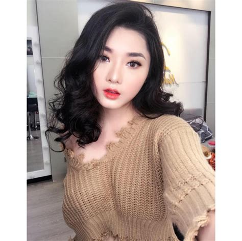 Vẻ đẹp nở nang phồn thực của cô con gái út bà ngoại hot girl