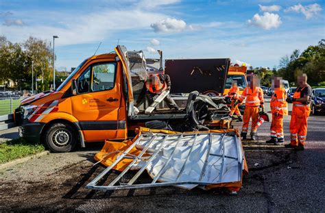 Unfall Auf B Bei Ebersbach Lkw Kracht In Sicherungsfahrzeug