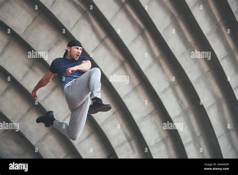 Salto De Parkour Fotografías E Imágenes De Alta Resolución Alamy