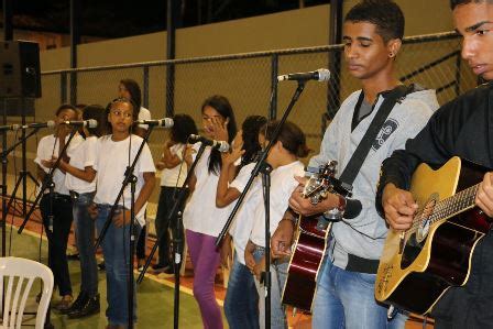 Coroação de Nossa Senhora e homenagem às mães Centro Educacional Bom