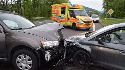 Zwei Verletzte Nach Unfall Auf Der Landstra E Frontalcrash Auf L