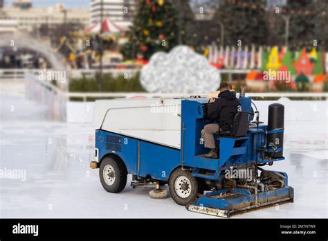 Ice resurfacing machine ,Ice resurfacer, resurfacing the ice rink in ...